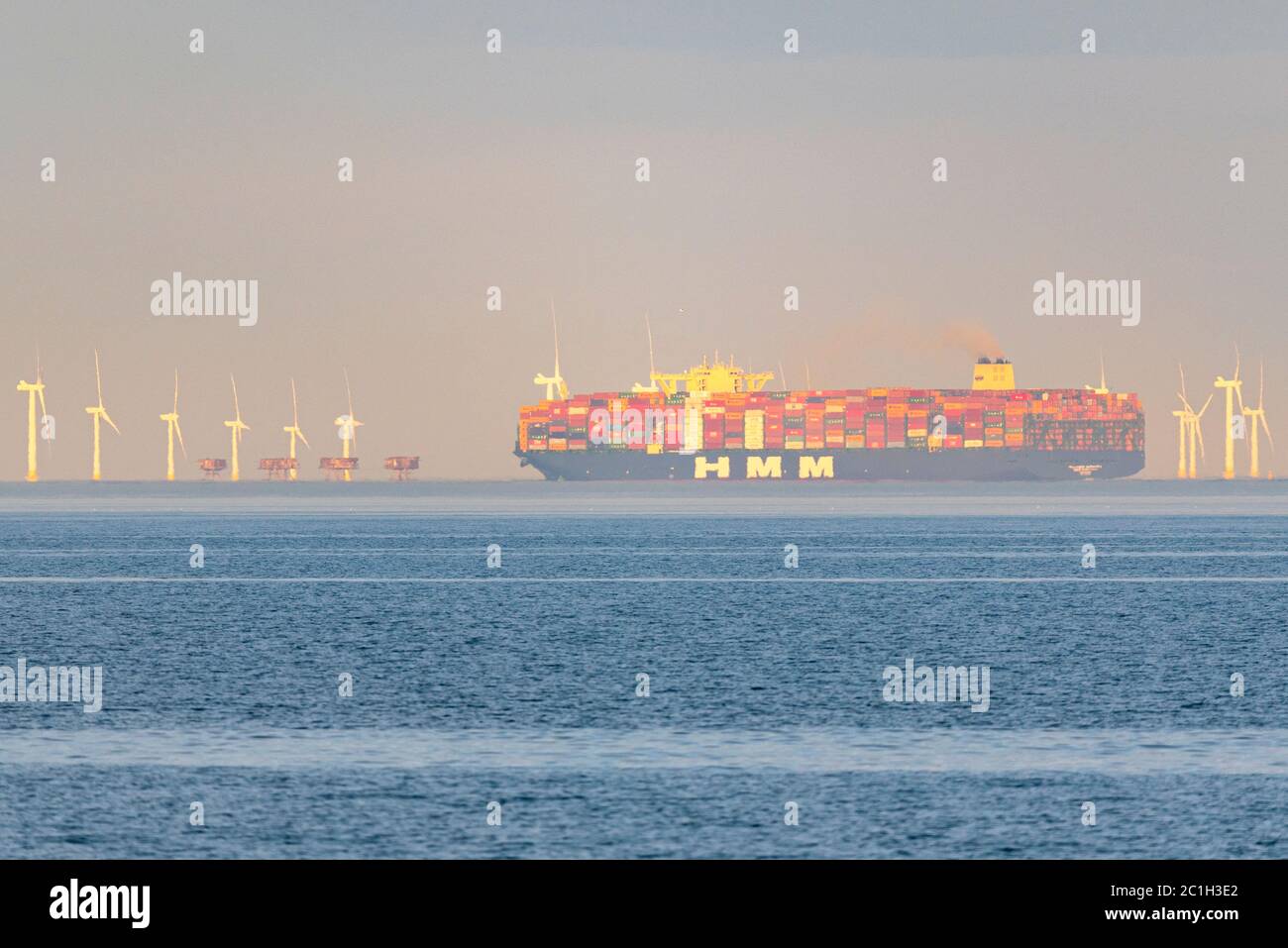 Southend on Sea, Essex, Regno Unito. 15 Giu 2020. Hyundai Merchant Marine (HMM) Algeciras è visto in serata passando Southend sul mare nell'estuario del Tamigi, dopo essere partito DP World London Gateway Port, diretto al Mare del Nord. Passando da Kentish Flats Offshore Wind Farm e Red Sands forts in tempo di guerra. Algeciras è la più grande nave portacontainer mai costruita e arrivata nel Regno Unito alla sua prima visita dal lancio con merci dall'Estremo Oriente, attraverso i porti europei. Tali rotte saranno il suo regolare commercio Foto Stock