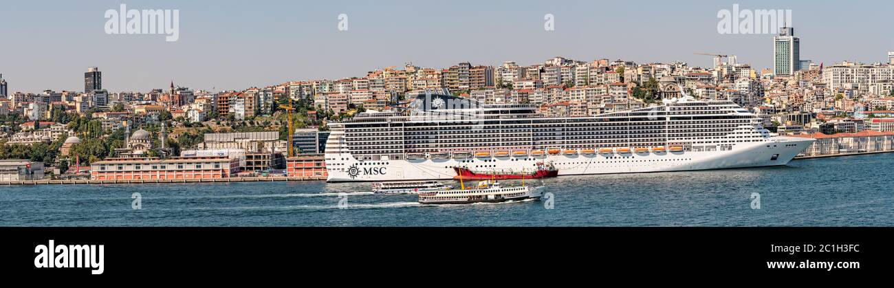 Istambul, Turchia - 8 settembre 2014: Vista sul paesaggio urbano di Istanbul con navi da crociera al molo nel porto, Turchia, Foto Stock