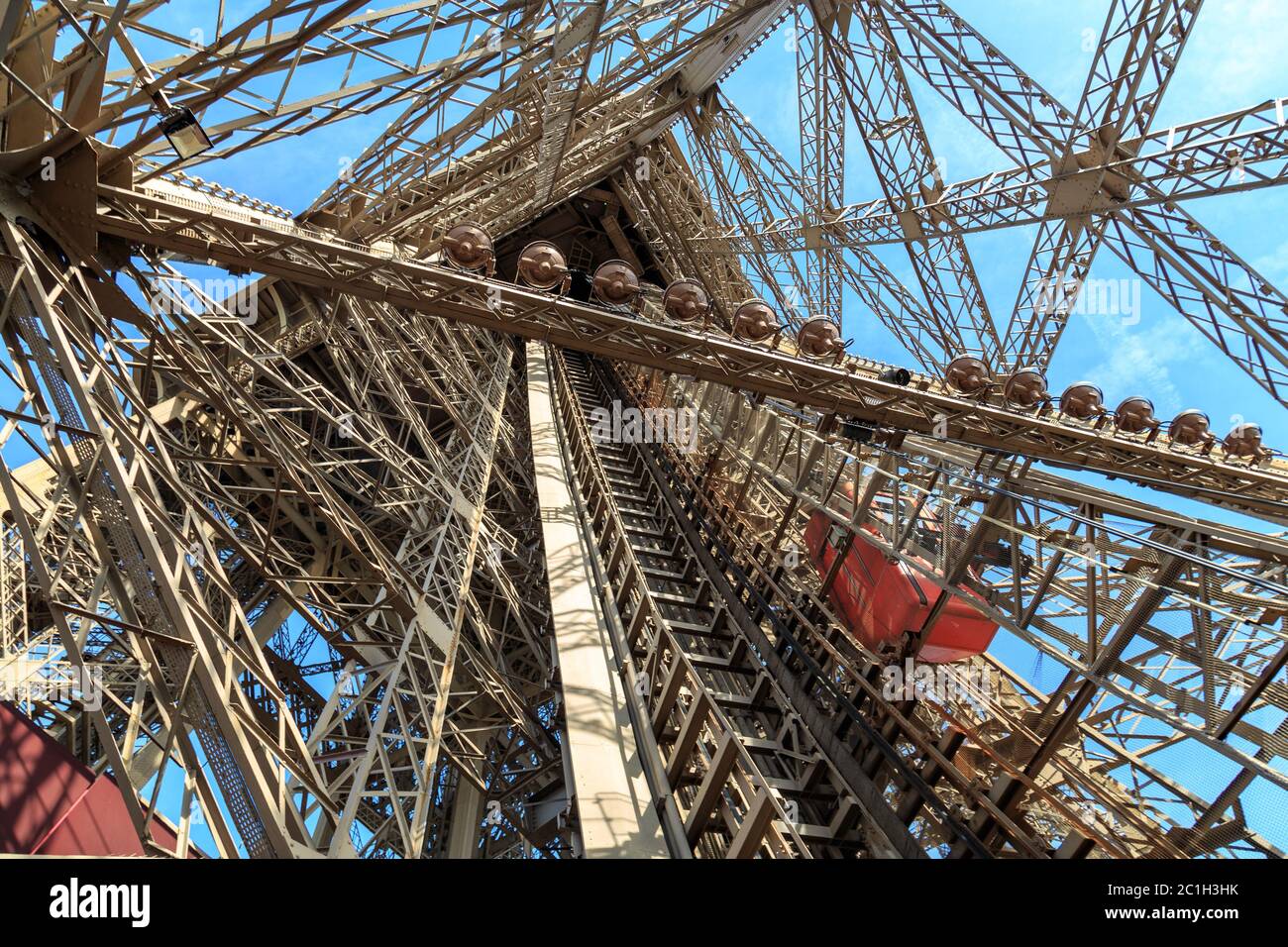 Uno degli insoliti ascensori della Torre Eiffel che portano i passeggeri alle piattaforme di osservazione. Foto Stock
