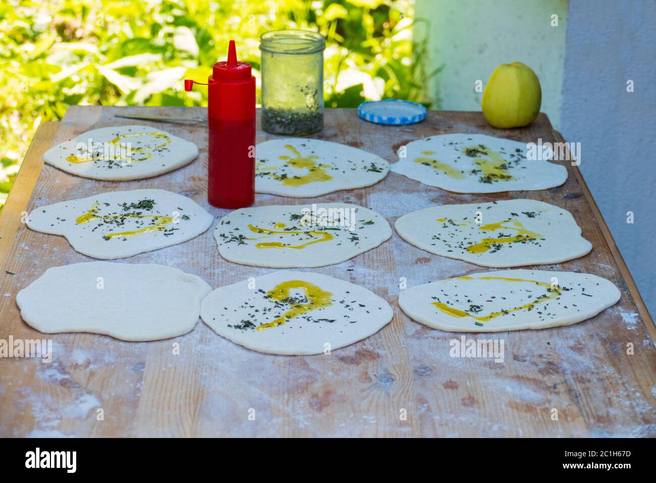 Olivenöl und Kräutern im Holzofen gebreuchen Foto Stock