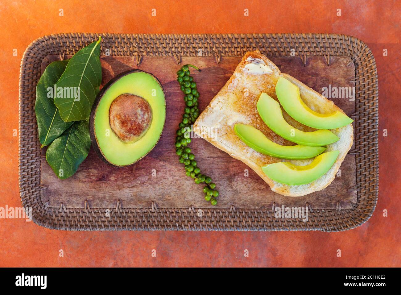Avocado affettato su pane con pepe verde fresco Foto Stock