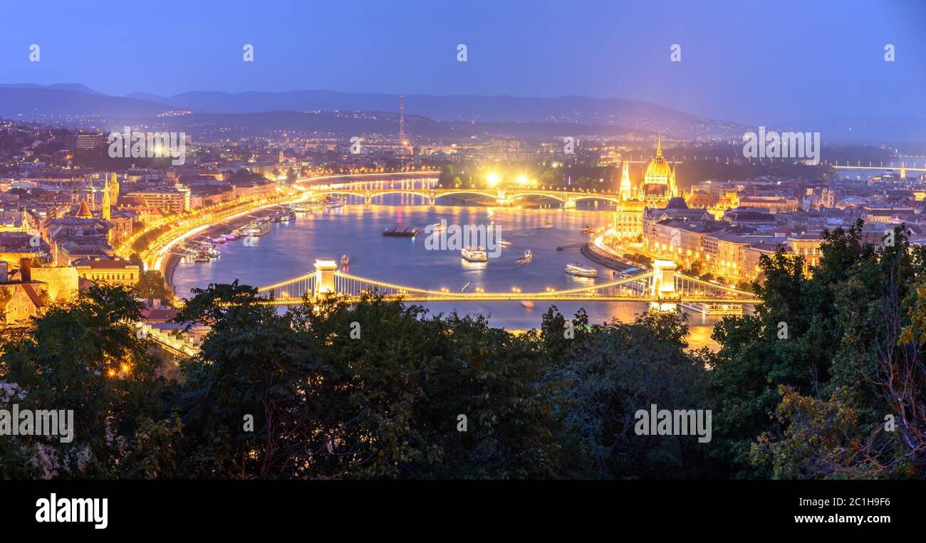Budapest vista del Danubio sul castello lato affamato paesaggio Foto Stock