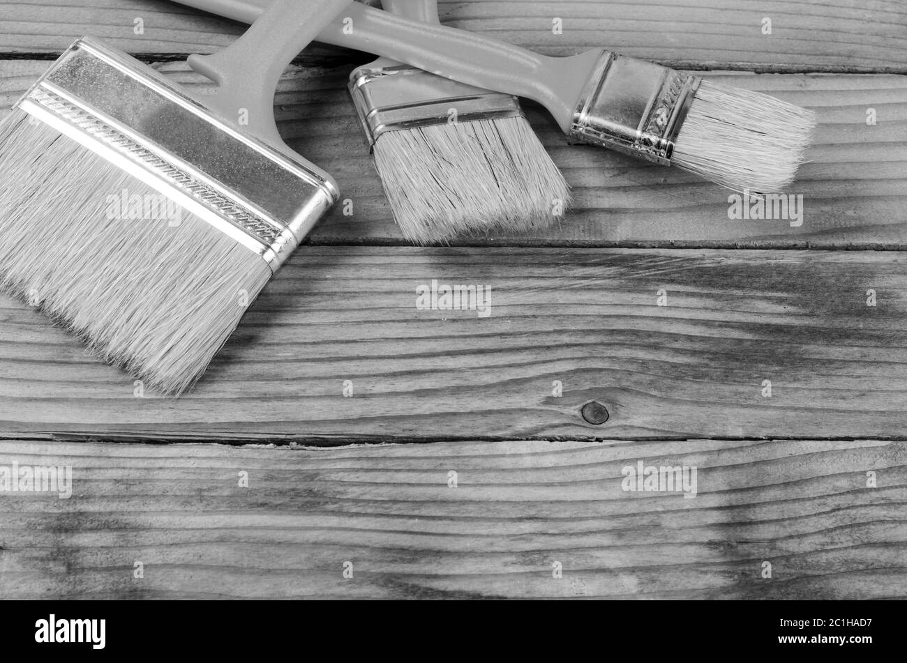 Pennello pittura vernice su sfondo legno Foto Stock