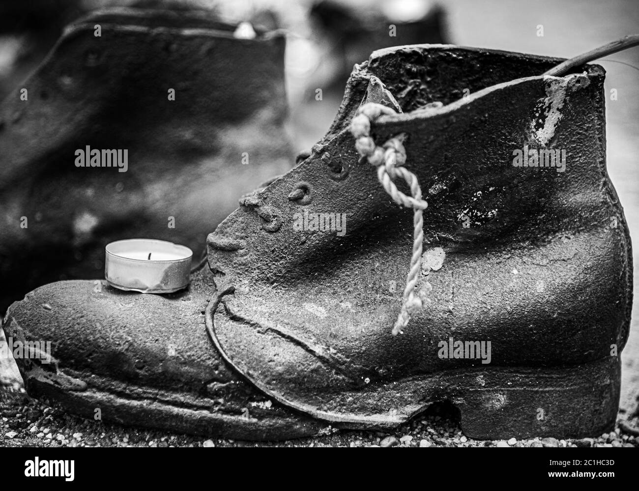 Scarpe vecchie in metallo arrugginite sul parapetto del Danubio argine a Budapest, Ungheria. Foto Stock