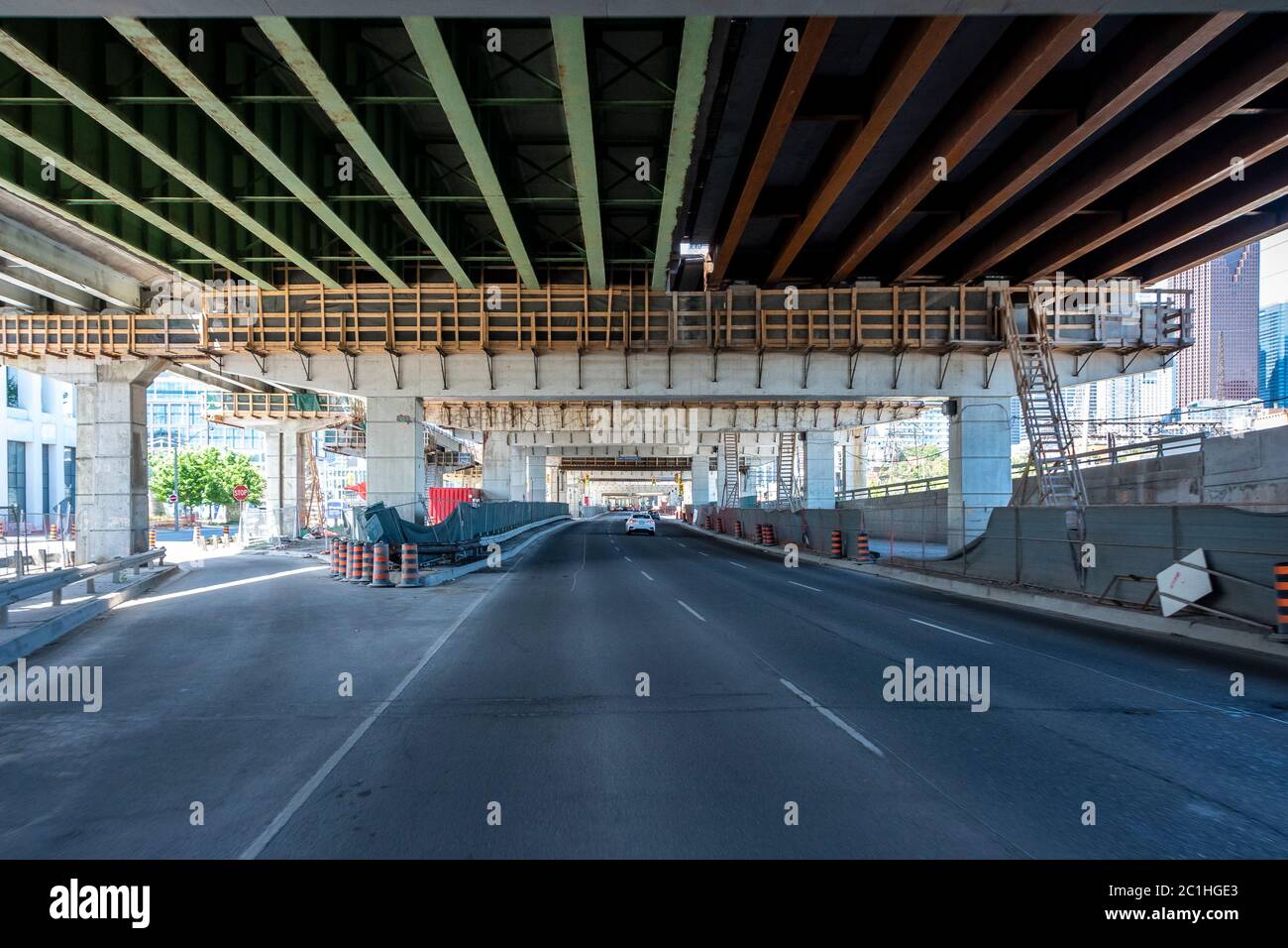 Toronto, Canada. 14 giugno 2020. Vista generale sotto la Gardiner Express Way in riabilitazione nel centro di Toronto durante la pandemia COVID-19. Dominic Chan/EXimages Credit: EXImages/Alamy Live News Foto Stock