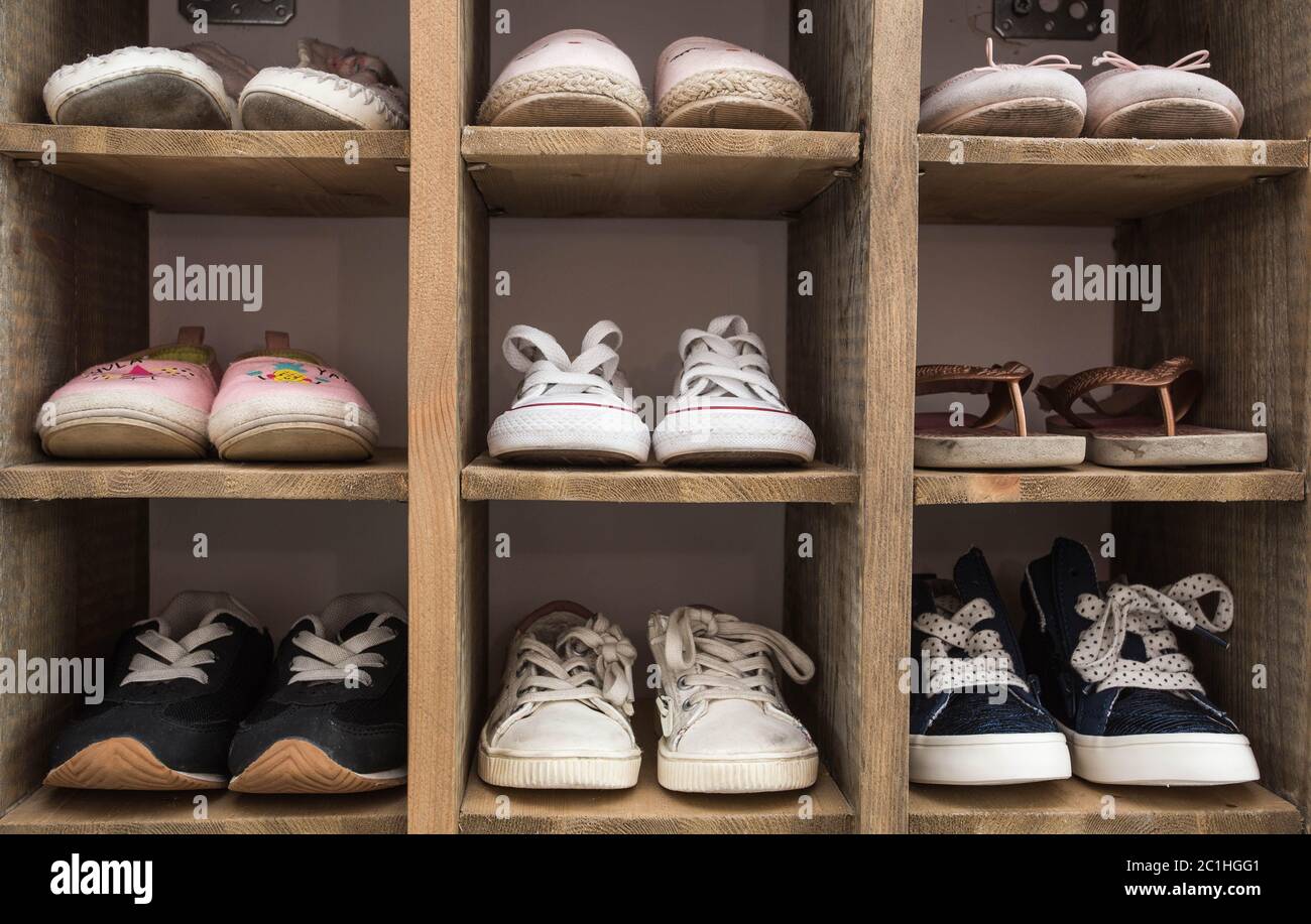 Piscina scarpa rack di sneakers amanti scarpe. Foto Stock
