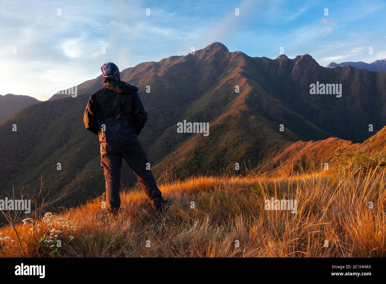 Persone non riconosciute che godono della vista del paesaggio montano da una montagna Foto Stock