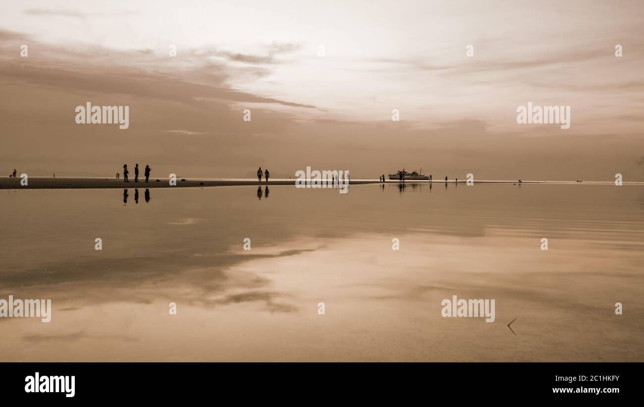 Tramonto sul mare in stile Seppia Foto Stock