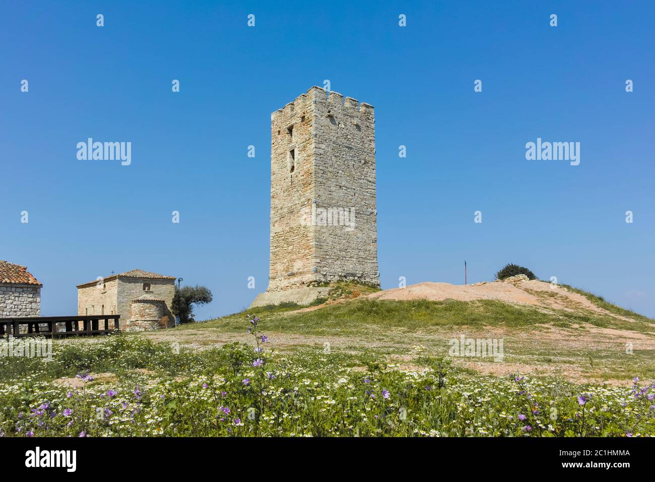 NEA FOKEA, KASSANDRA, Grecia - 31 Marzo 2019: Torre Bizantina in comune di Nea Fokea, Kassandra, Calcidica, Macedonia centrale, Grecia Foto Stock