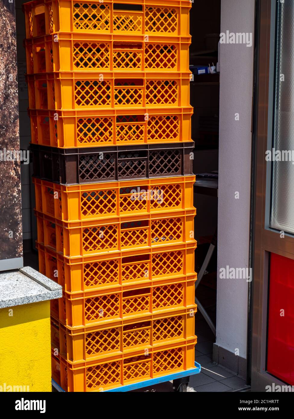Grandi scatole di plastica impilate da forno Foto Stock