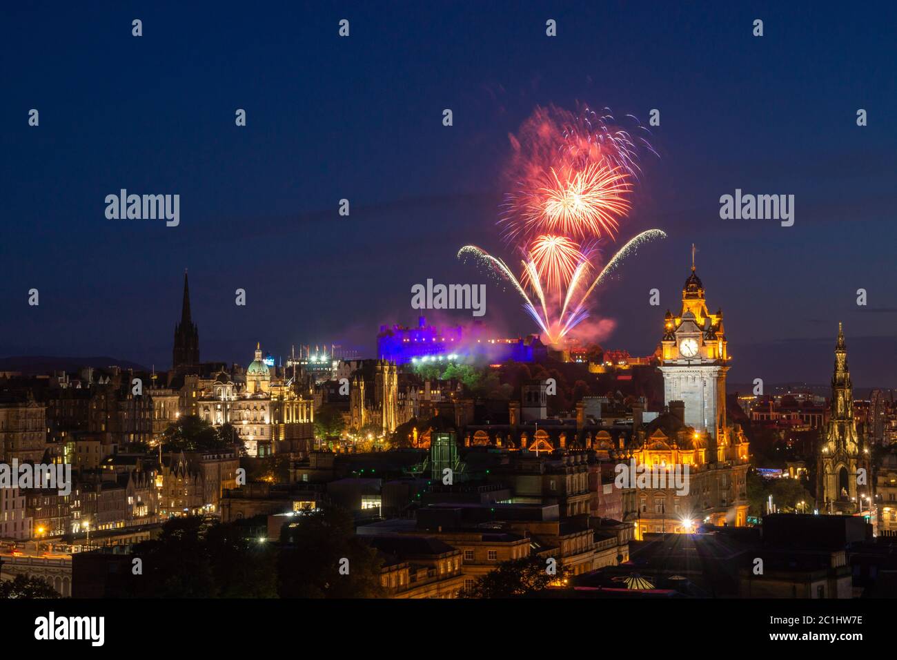 Fuochi d'artificio sul Castello di Edinburg Foto Stock