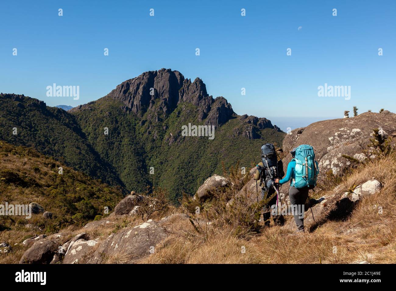 Persone che camminano con grandi zaini in paesaggio di montagna - trekking montaneering montagna in mantiqueira gamma Brasile Foto Stock