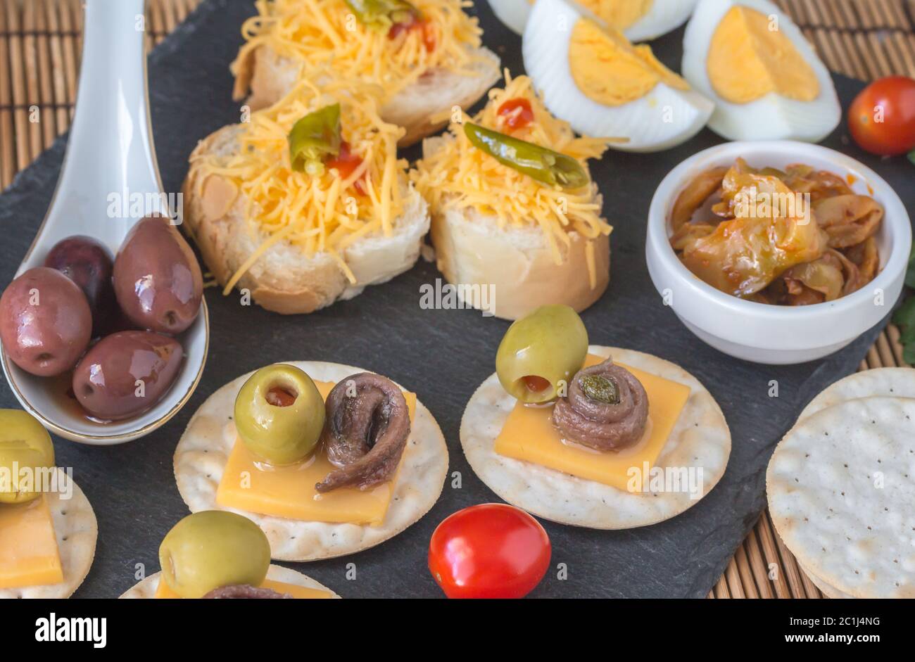 Crostini di acciughe con olive e formaggio close up Foto Stock