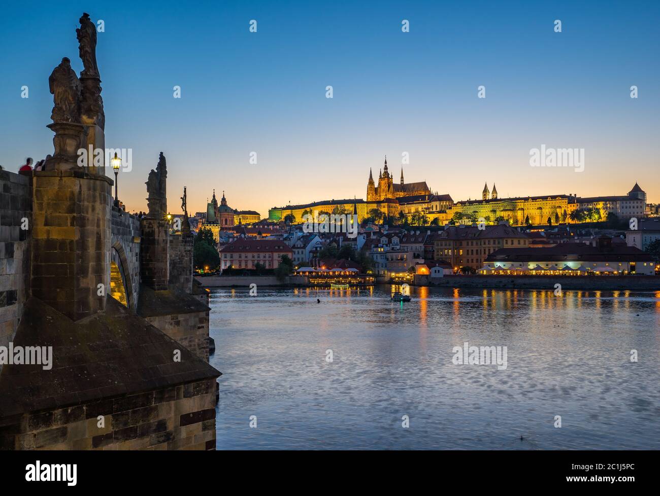 Ponte Carlo con skyline di Praga nella Repubblica Ceca di notte Foto Stock