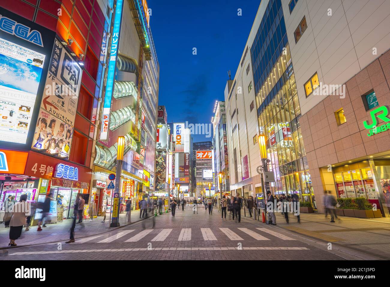 Notte nel quartiere commerciale di Akihabara, punto di riferimento a Tokyo, Giappone Foto Stock