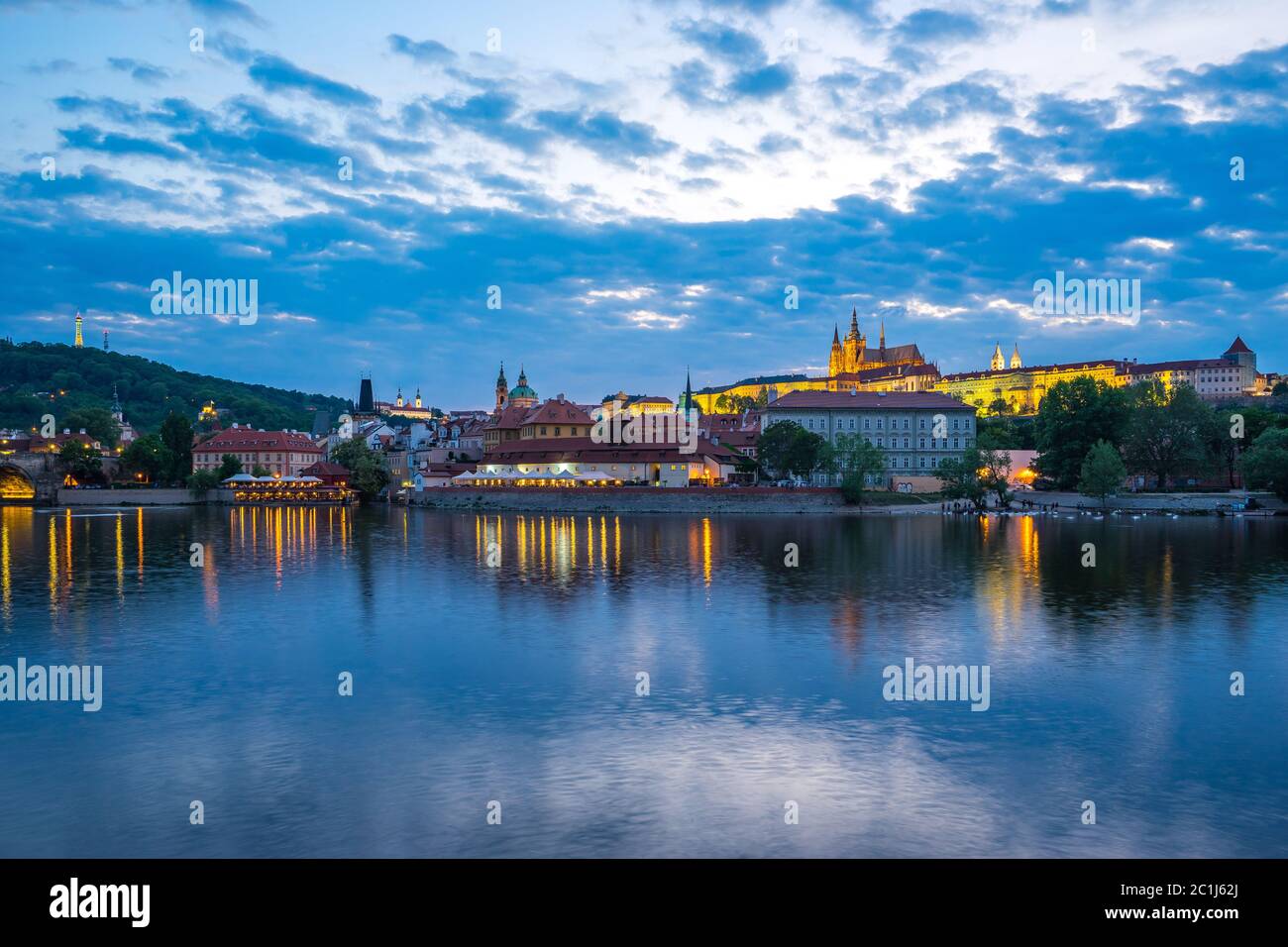 Crepuscolo dello skyline della città di Praga nella Repubblica Ceca Foto Stock
