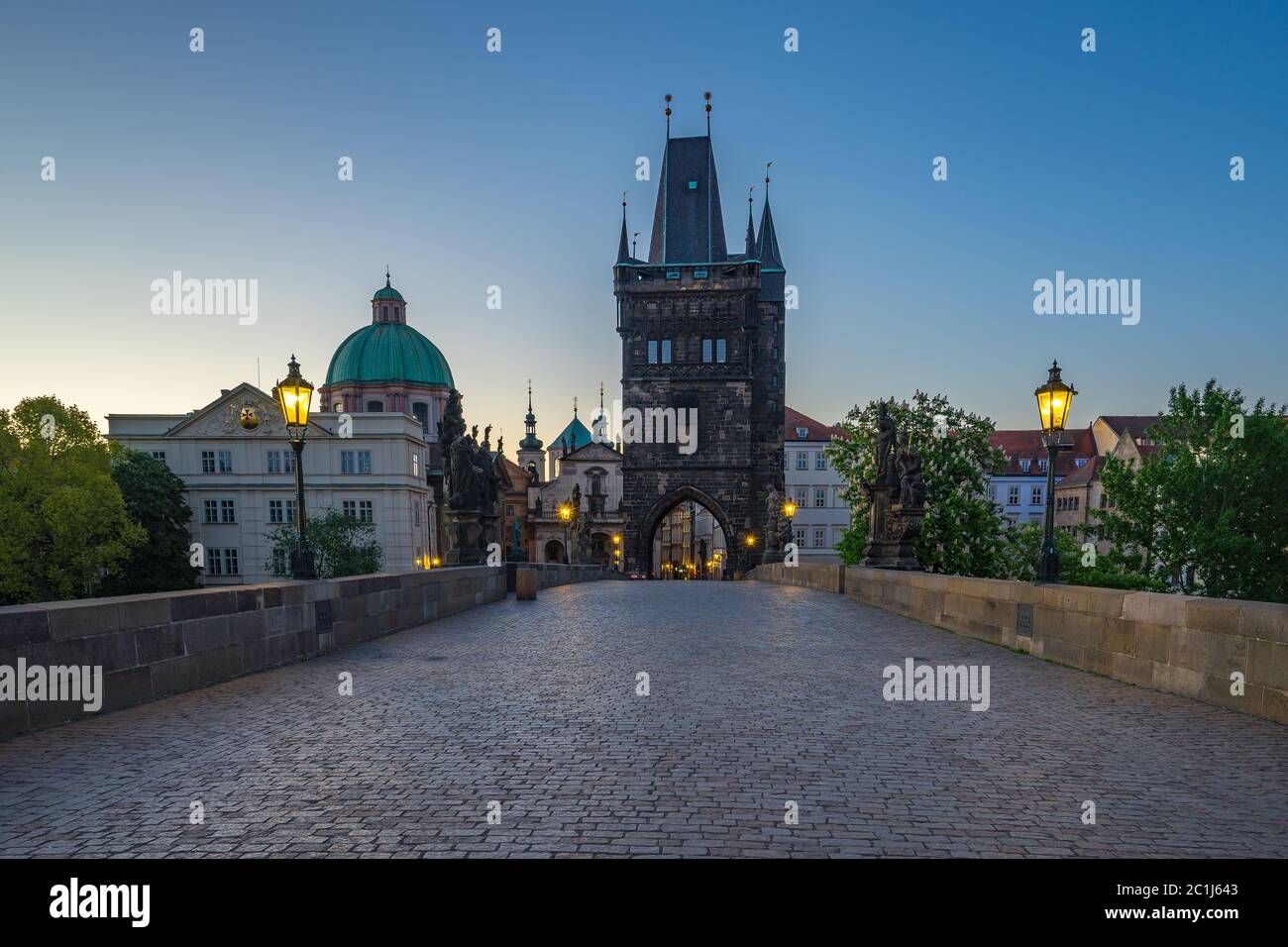 Crepuscolo della città di Praga con il Ponte Carlo in ceco, Repubblica Foto Stock