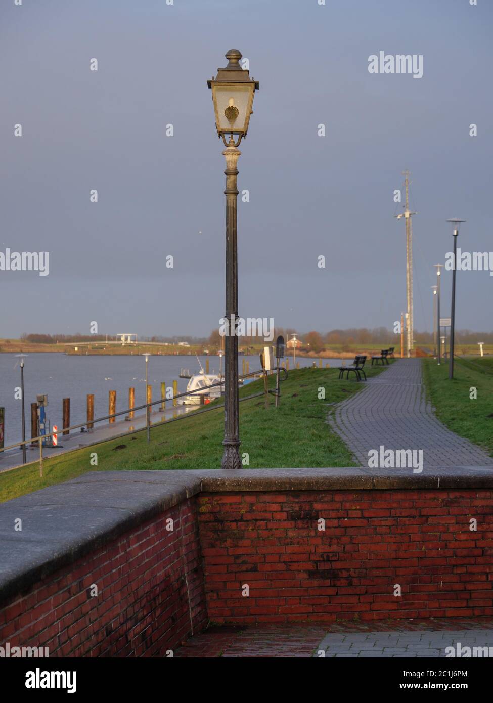 il piccolo villaggio di greetsiel sulla costa tedesca del mare del nord Foto Stock
