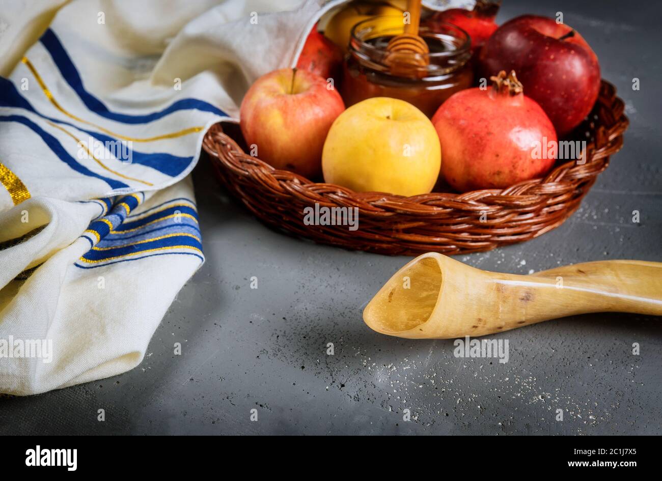 Miele sul melograno e mele. Jewishs nuovo anno Rosh ha Shana Shofar ortodosso Ebraico prega Foto Stock