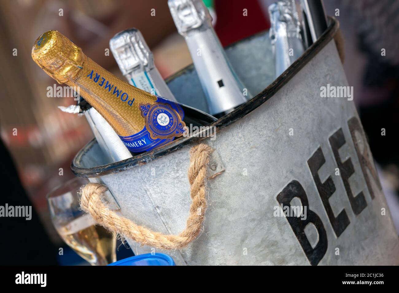 Bottiglia di champagne Pommery che si raffredda in un secchiello di birra durante un festival alimentare. Foto Stock