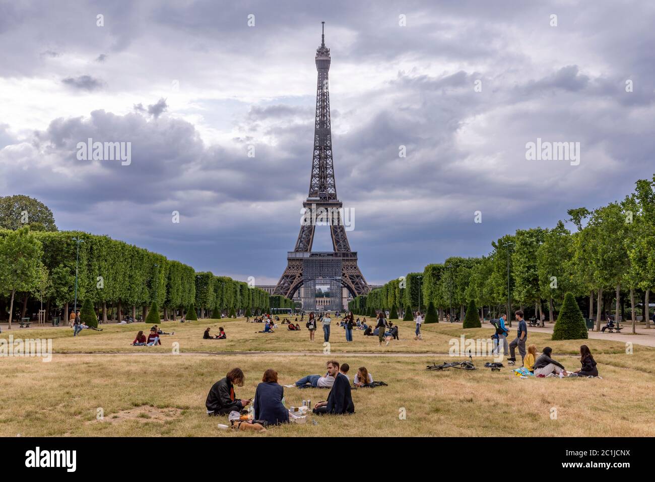 Parigi, Francia - 10 giugno 2020: I parigini tornano a rilassarsi sui prati degli Champs de Mars di fronte alla Torre Eiffel dopo il blocco dovuto alla covid-1 Foto Stock