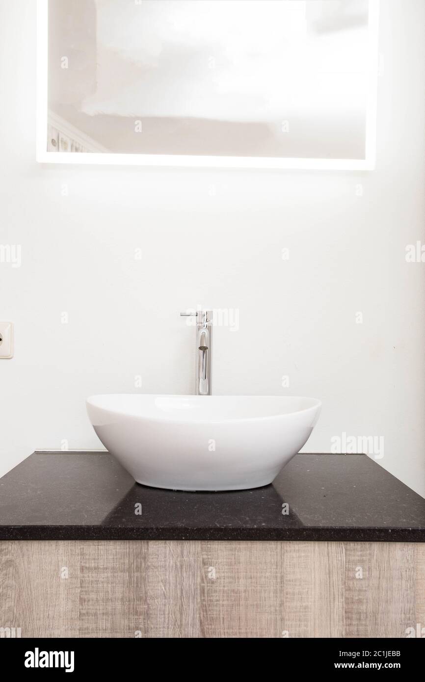 Bagno interno con elegante lavabo bianco vuoto moderno e pulito Foto Stock