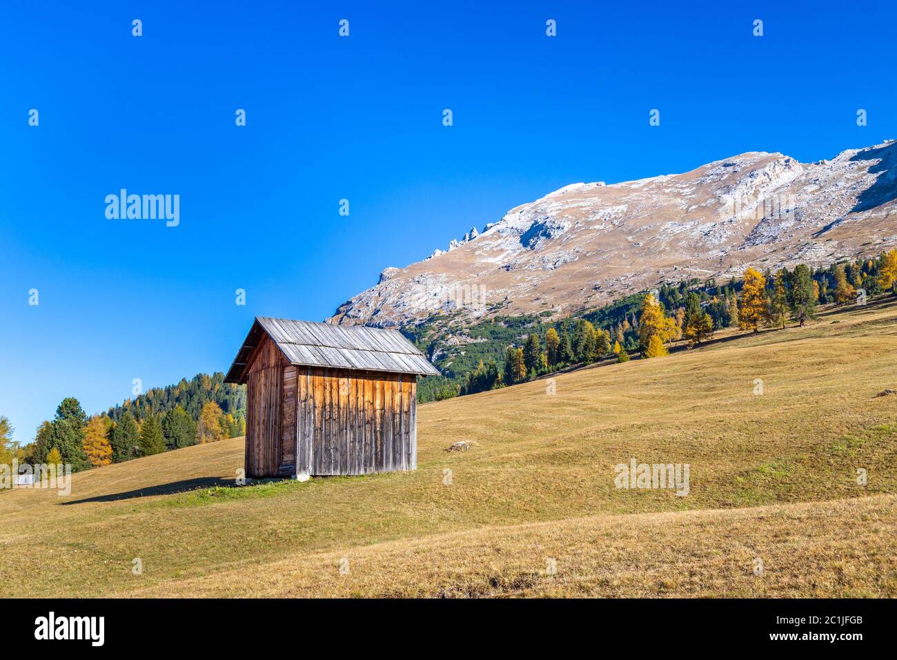 Capanno sul Prato Piazza davanti al monte Duerrenstein, Dolomiti, Alto Adige Foto Stock