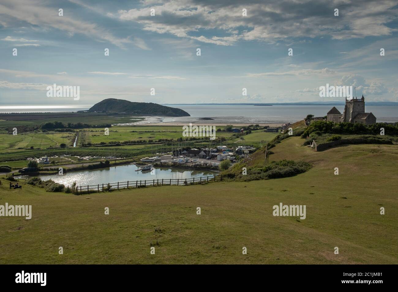 La vista dalla torre di guardia di Uphill, che si affaccia su Uphill Marina a Brean giù, l'estuario Severn con la vecchia chiesa di San Nicola sulla destra. Foto Stock