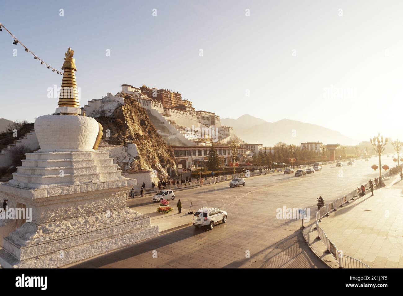 Il Potala Palace e le pagode nel bagliore dell'alba, Lhasa, Tibet Foto Stock