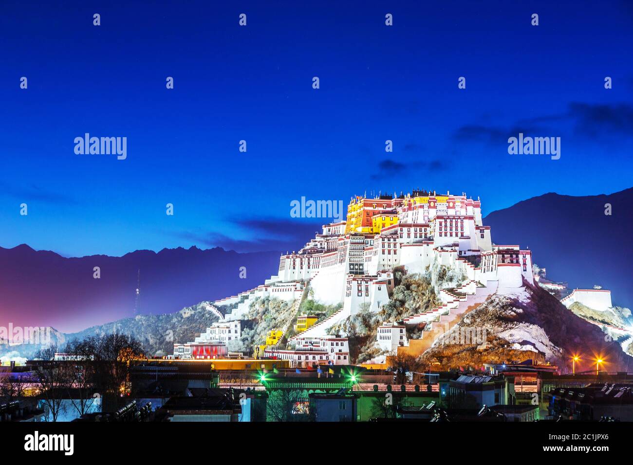 Il Potala Palace e le pagode nel bagliore dell'alba, Lhasa, Tibet Foto Stock