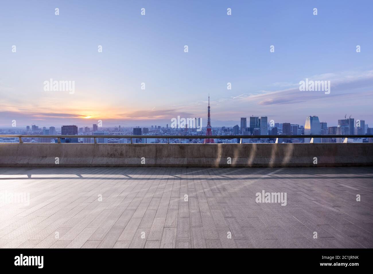 terra vuota di mattoni con lo skyline della città moderna in giappone Foto Stock