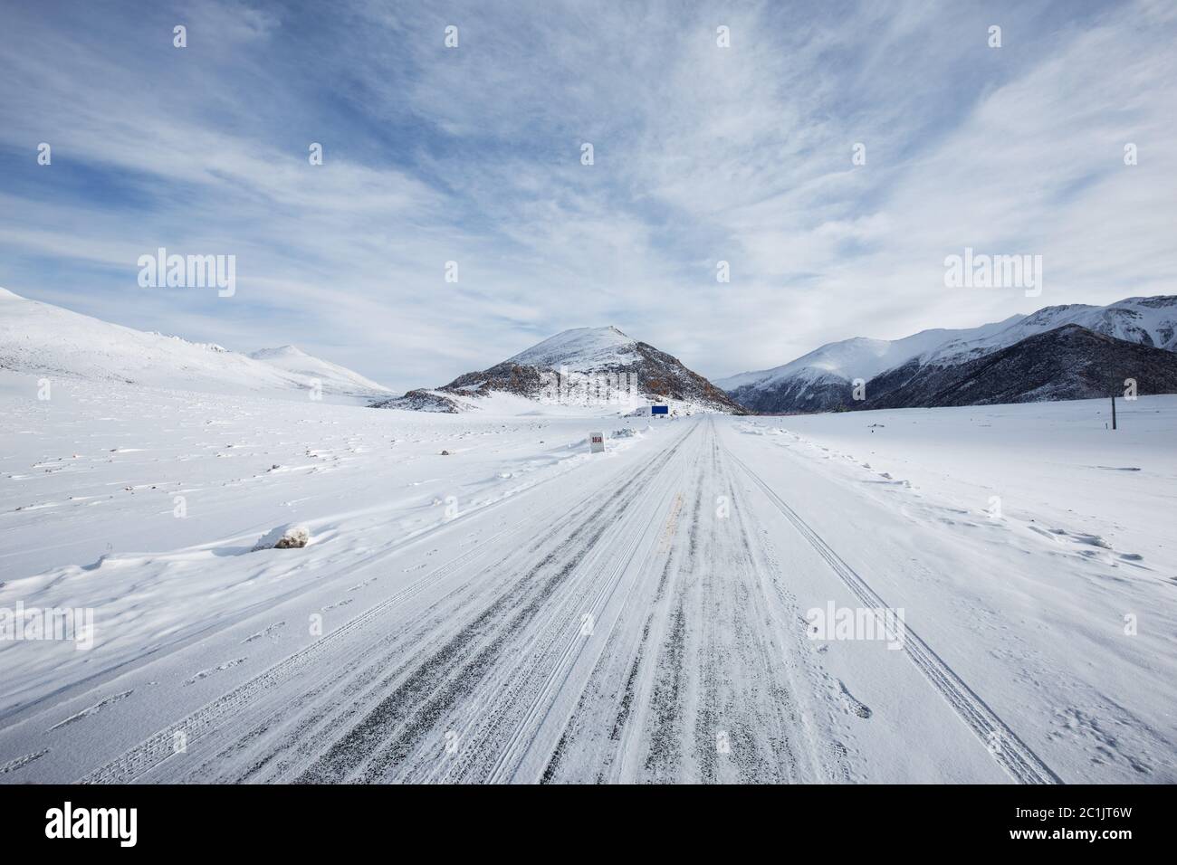 autostrada vuota attraverso la neve Foto Stock