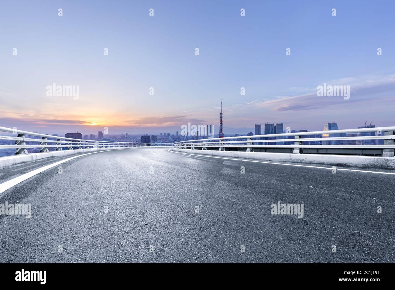 strada asfaltata vuota con skyline della città in giappone Foto Stock
