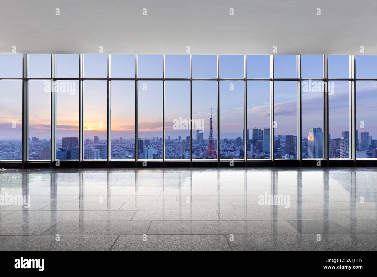 terra vuota di mattoni con lo skyline della città moderna in giappone Foto Stock