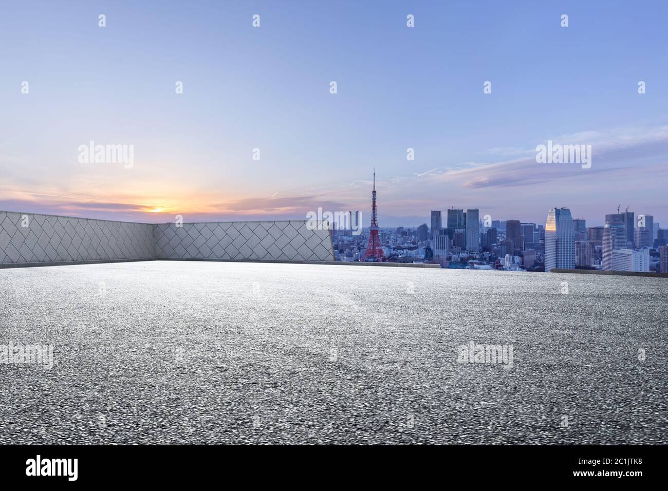 terra vuota di mattoni con lo skyline della città moderna in giappone Foto Stock