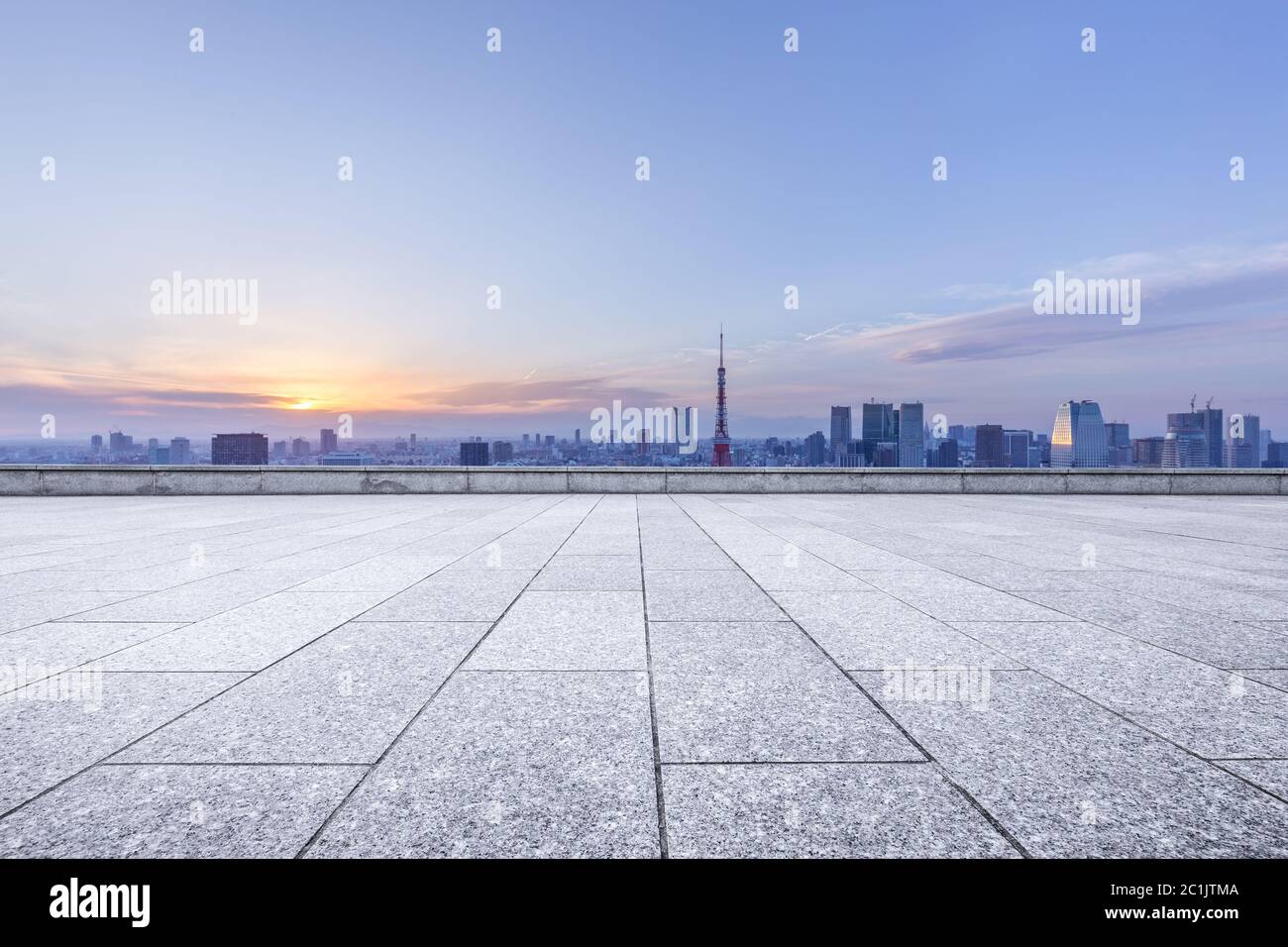 terra vuota di mattoni con lo skyline della città moderna in giappone Foto Stock