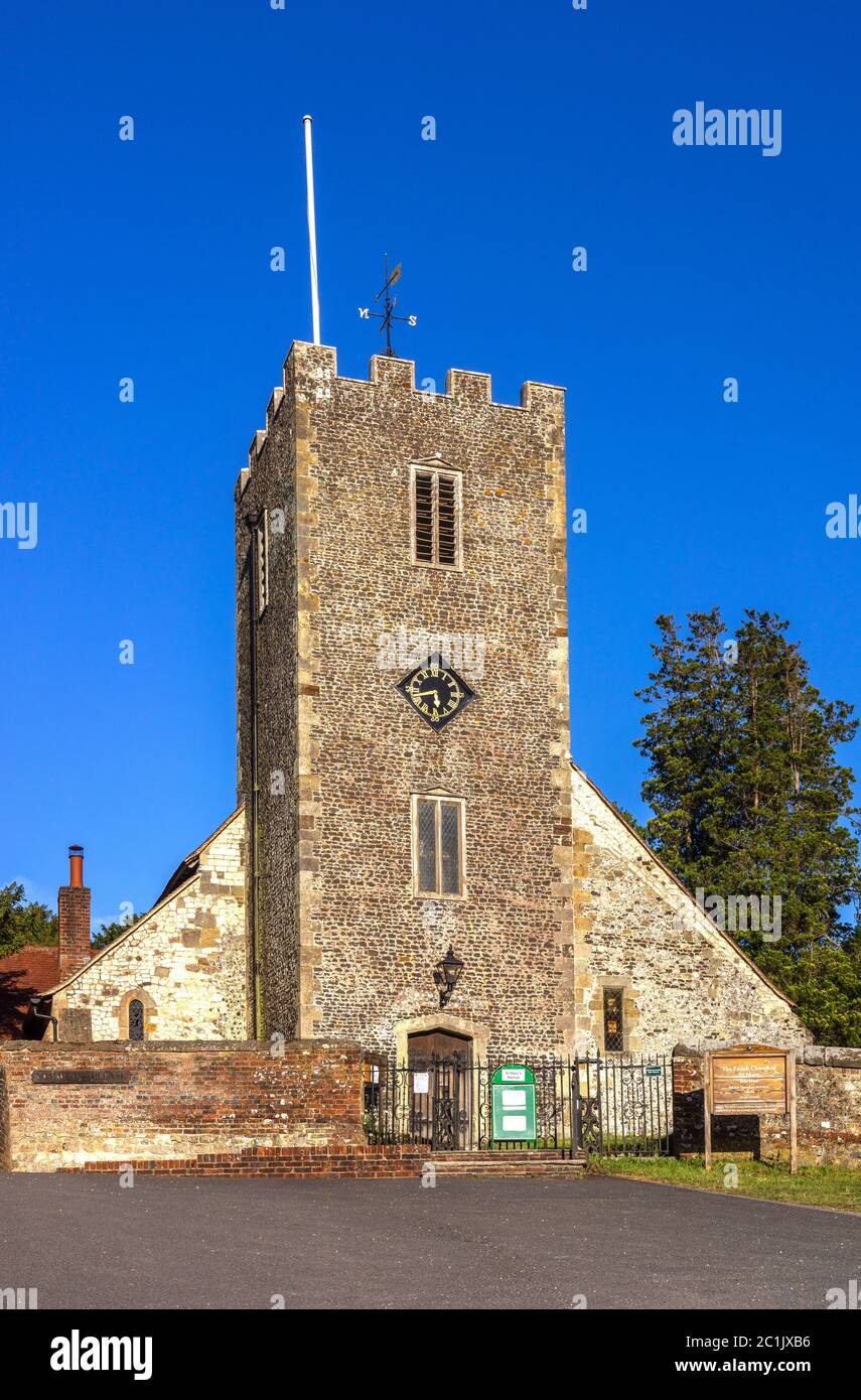 La chiesa medievale normanna di St Mary contro il cielo blu a Buriton nel South Downs National Park, Hampshire, Inghilterra, Regno Unito Foto Stock