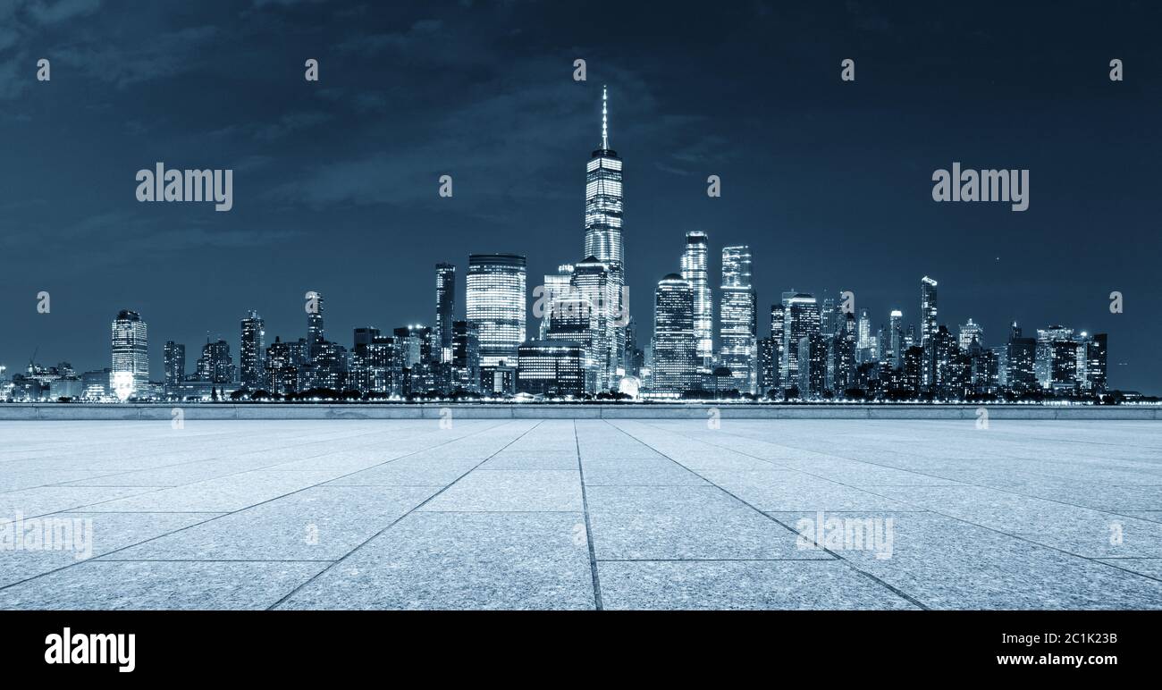 pavimento vuoto e skyline della moderna città di new york Foto Stock