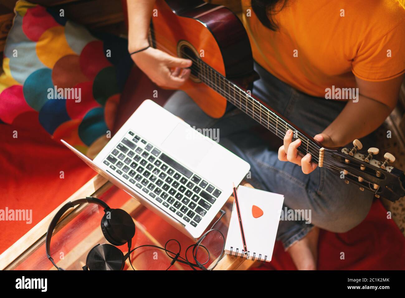 persona che guarda corso di chitarra online sul suo computer, nuova  normalità Foto stock - Alamy