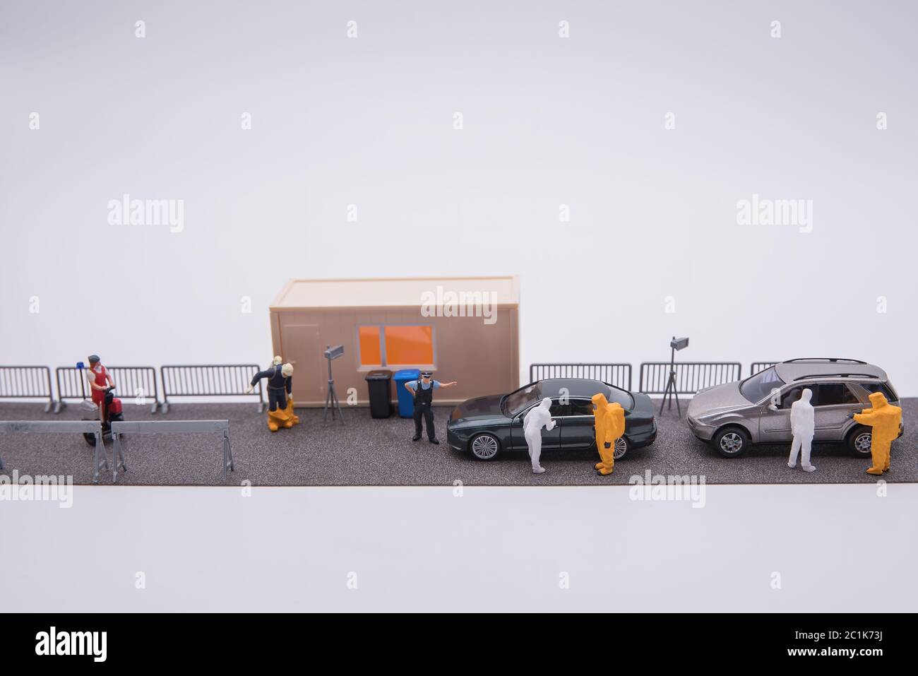 Stazione mobile di prova Corona con persone in miniatura Foto Stock