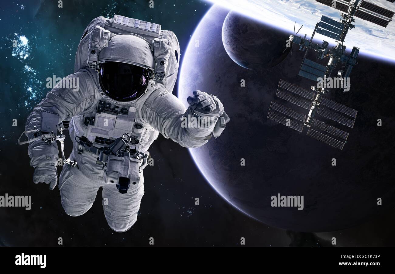 Astronauta, stazione, pianeti spaziali profondi. Fantascienza Foto Stock
