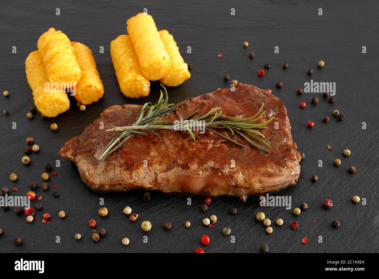bistecca con pepe e crocchette Foto Stock