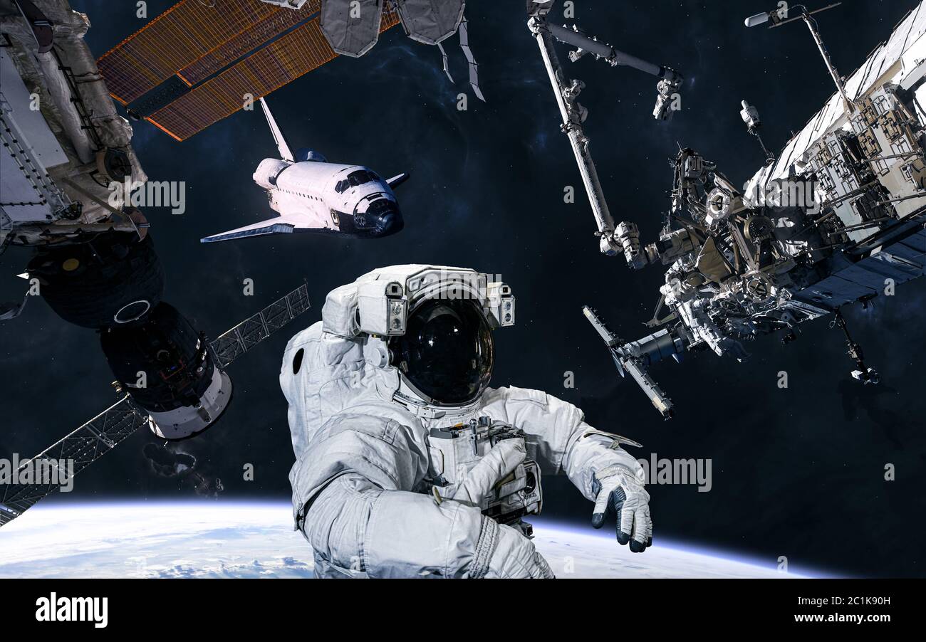 Orbita terrestre. Astronauta, ISS, navetta spaziale. Sistema solare. Fantascienza Foto Stock