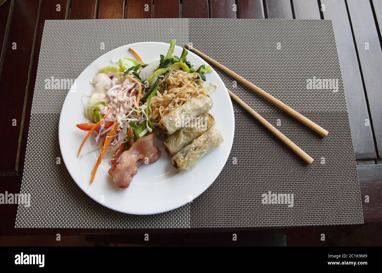 Colazione vietnamita su una piastra Foto Stock