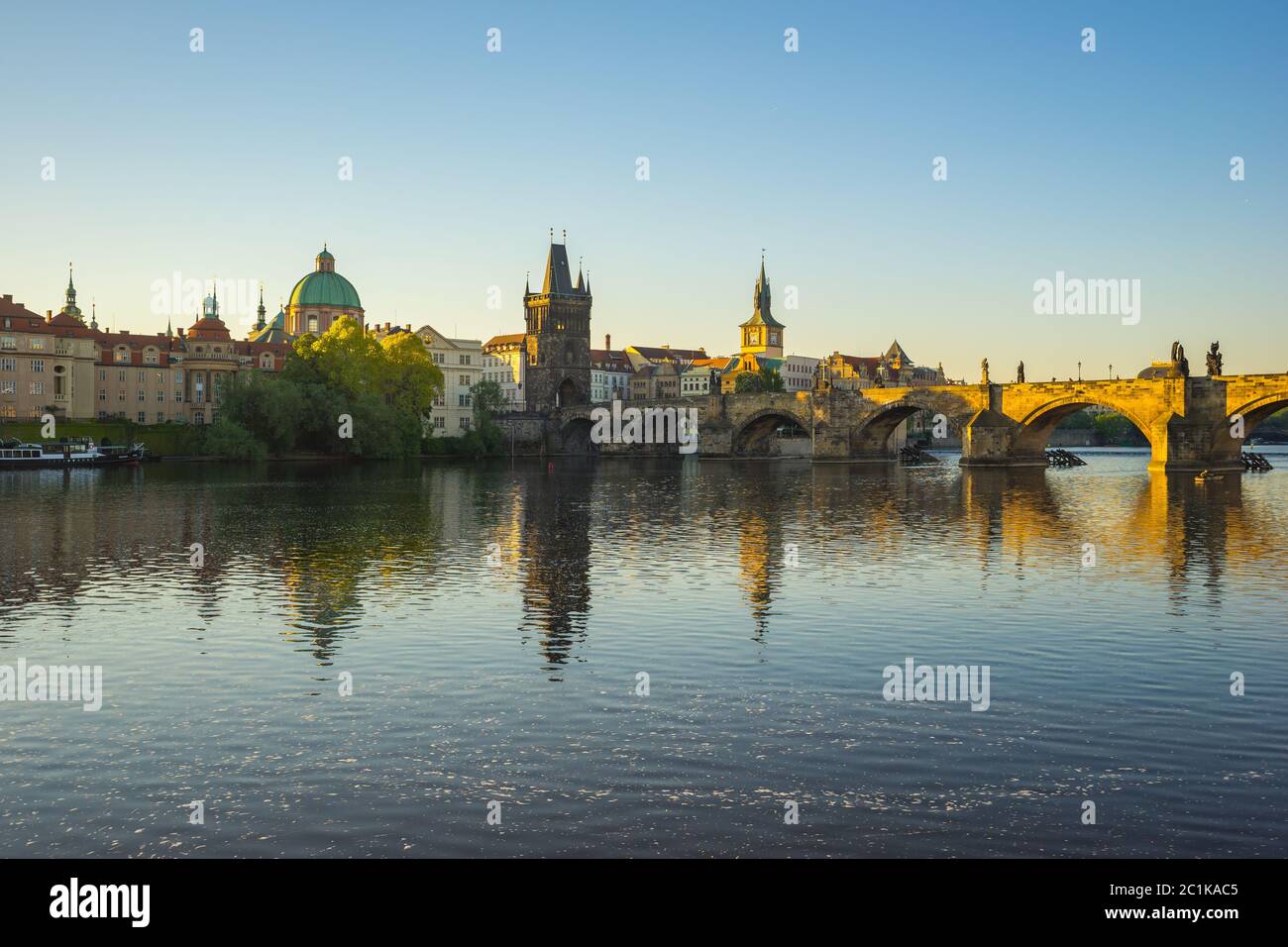 Fiume Moldava con skyline di Praga nella Repubblica Ceca Foto Stock
