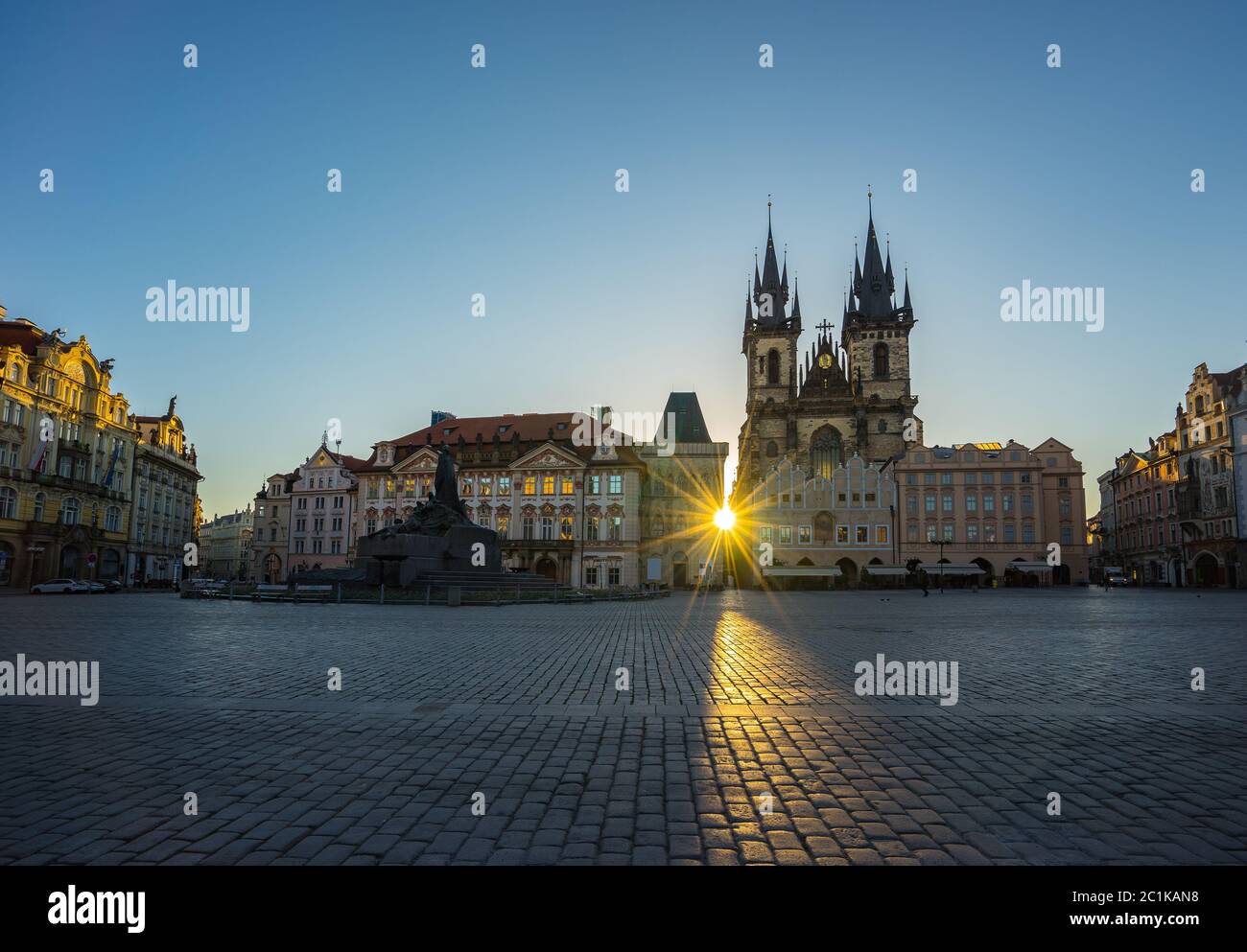 Alba nella piazza della città vecchia di Praga, Repubblica Ceca Foto Stock