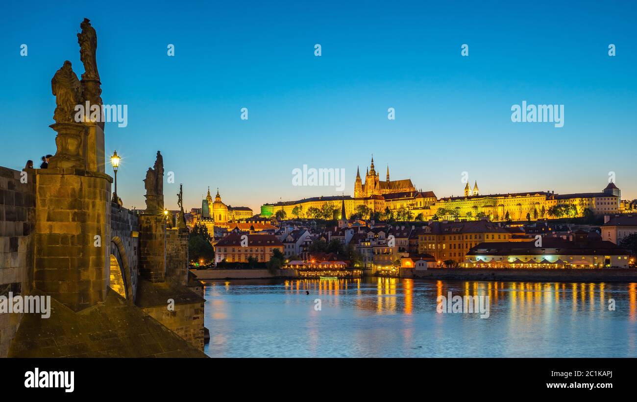 Vista panoramica dello skyline di Praga nella Repubblica Ceca di notte Foto Stock