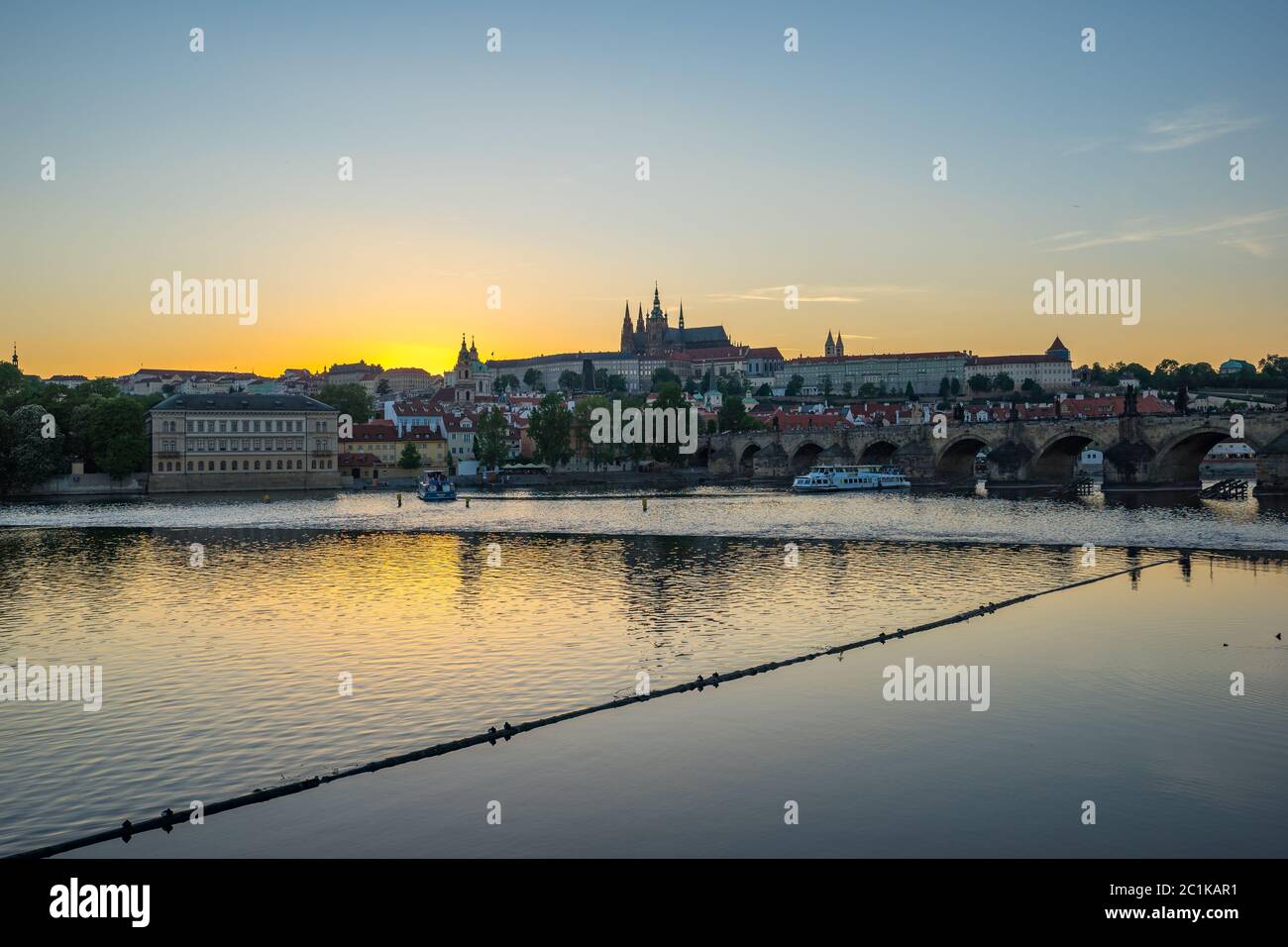 Skyline della città di Praga con il fiume Moldava nella Repubblica Ceca Foto Stock