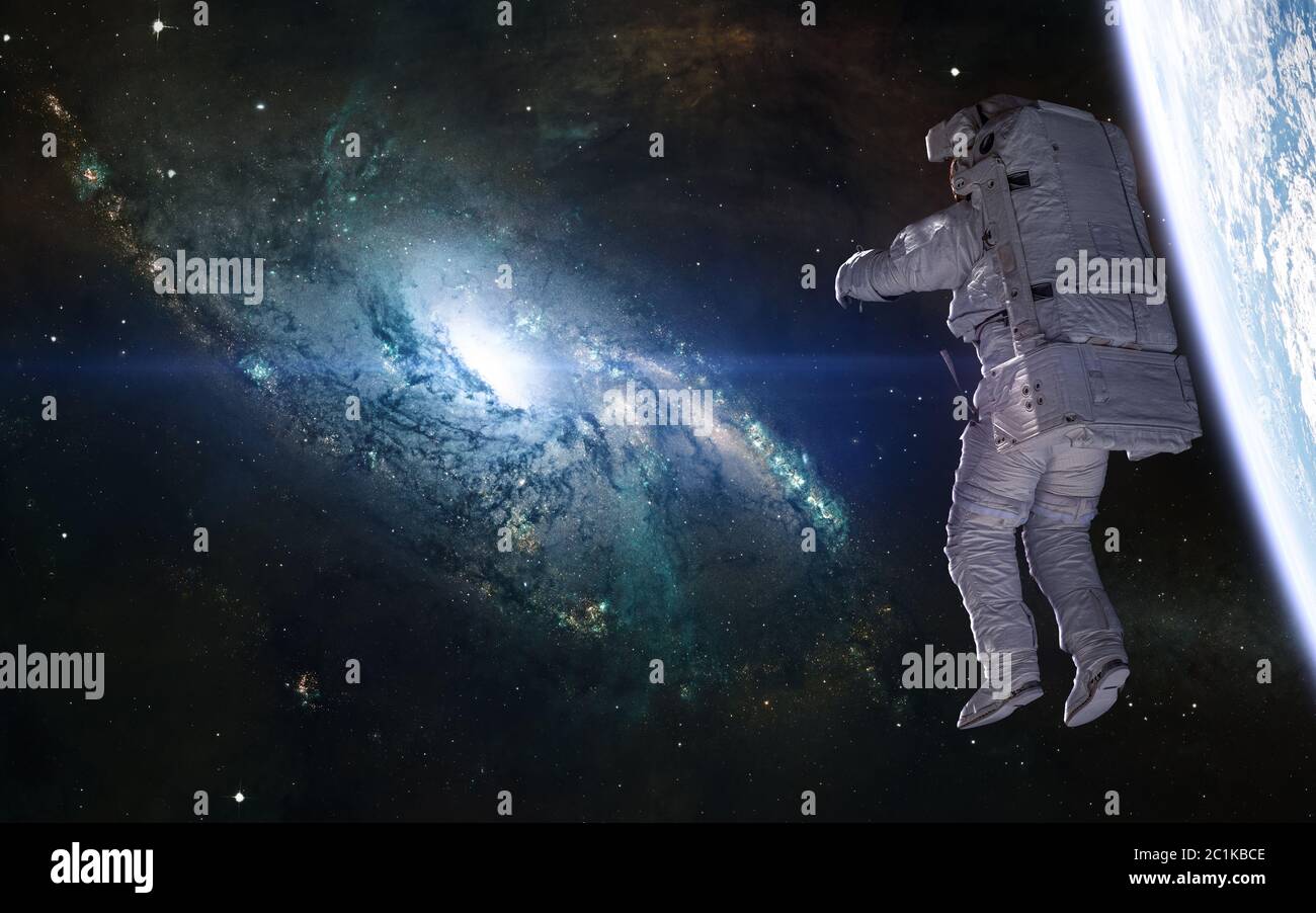 Messier 106 galassia, pianeta, astronauta. Bellissimo paesaggio cosmico. Fantascienza Foto Stock