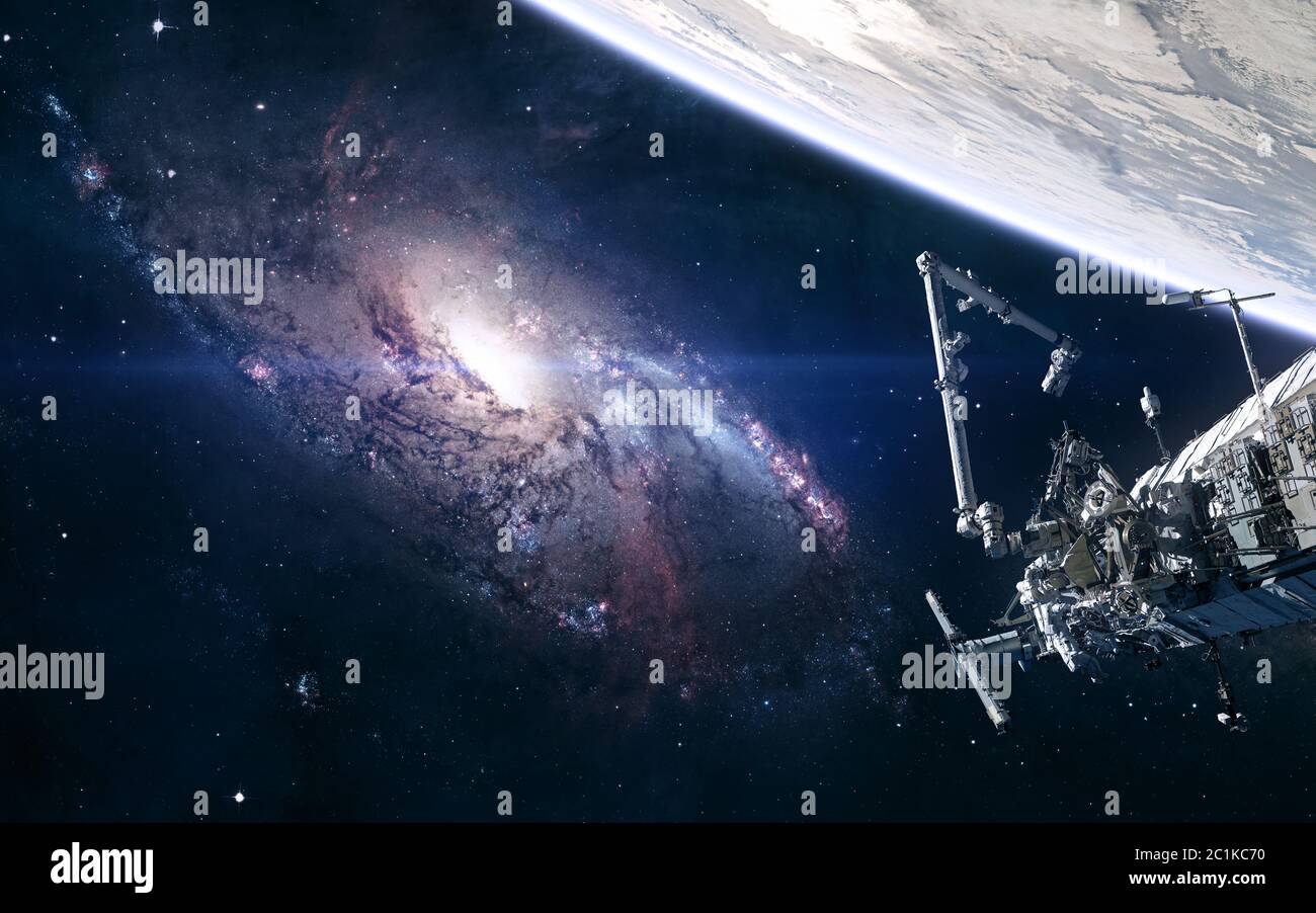 Messier 106 galassia, pianeta, stazione spaziale. Bellissimo paesaggio cosmico. Fantascienza Foto Stock